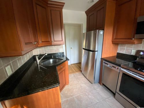 7 Terrell Ln, Hicksville NY  11801-5616 exterior