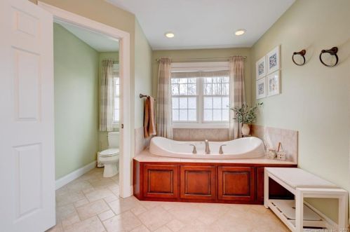 14 Farm Ridge Rd, Unionville CT  06013-2018 exterior