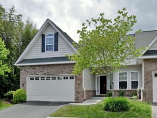 120 Victoria Park Dr, Hendersonville, NC 28792-6212