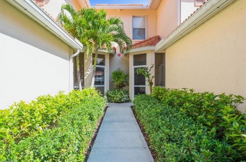 260 Robin Hood Cir, Naples, FL 34104-9403