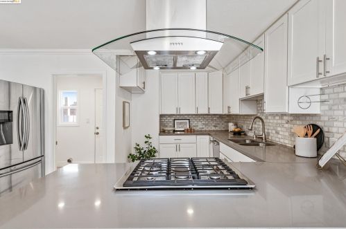 8437 Golf Links Rd, Oakland CA  94605-4118 exterior