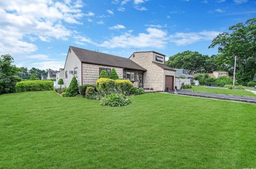 7 Steven Ct, Deer Park, NY 11729-3414