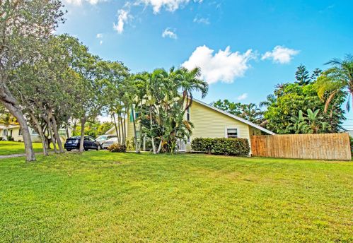 8075 Palm St, Hobe Sound, FL 33455-4032