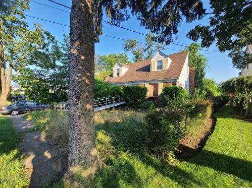 186 Bedford Ave, New Hyde Park, NY 11040-5217