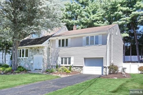 28 Yardley Ct, Ridgewood, NJ 07452-3026