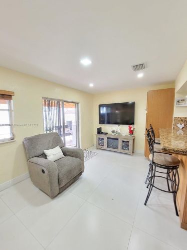 17 Suffolk Ave, Hialeah FL  33010-5035 exterior