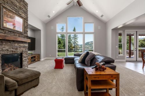 4561 Lake Ridge Rd, Ukiah, CA 95482-8845
