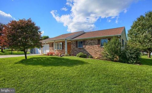 1011 Hemlock Ln, West Enola, PA 17025-2043