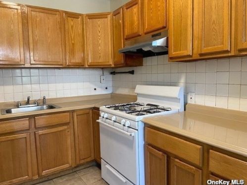 685 223rd St, Bronx, NY 10466-4001