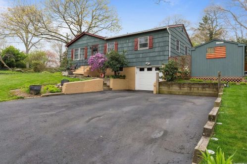 2 Roslyn Rd, Scotts Beach, NY 11789-1226