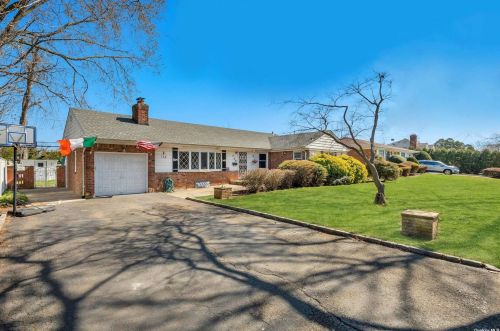 738 Salisbury Park Dr, Westbury NY  11590-5820 exterior