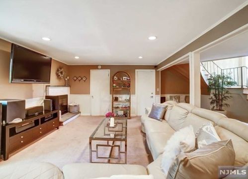 550 Franklin Ave, Franklin Lakes NJ  07417-2512 exterior