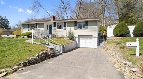 26 Parker Ter, Essex, CT 06426-1061