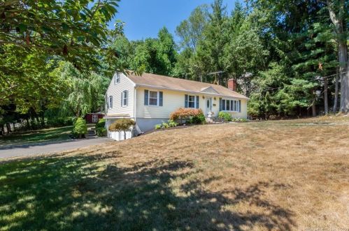 7 Echo Hill Rd, Bridgeport, CT 06611-1901