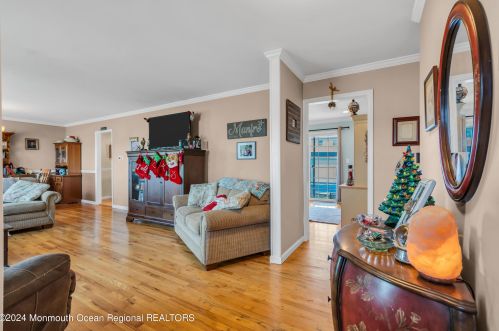 81 Oakland Dr, Bricktown NJ  08724-4560 exterior
