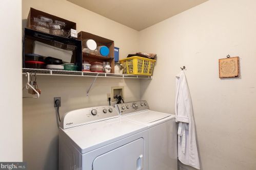 18 Townsend Ct, Lancaster PA  17603-6797 exterior