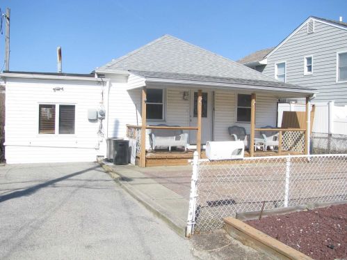 47 Pershing Ave, Babylon, NY 11702-4110