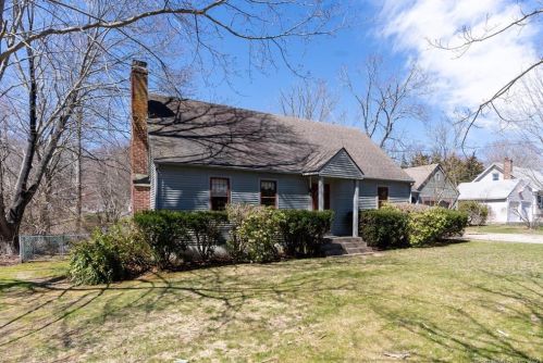 22 Meadow Dr, Gales Ferry, CT 06335-1814
