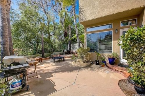 136 Valero Cir, Calabasas CA  91377-5551 exterior