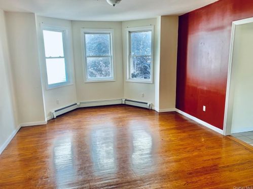 14 Harmon St, White Plains, NY 10606-1416