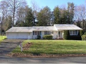 17 Wellington Dr, Endicott, NY 13760-4230