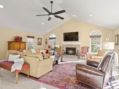 17 Roseview Ct, Bridgeport CT  06611-2078 exterior