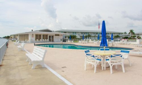 2430 Federal Hwy, Boynton Beach FL  33435-7700 exterior