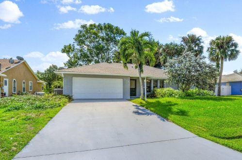 572 Aster Rd, Fort Pierce, FL 34953-2903