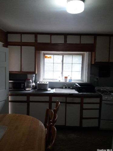 120 10th St, Huntington Station, NY 11746-1850