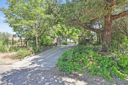 10000 Walter Welsher Ct, Gilroy CA  95020-9704 exterior