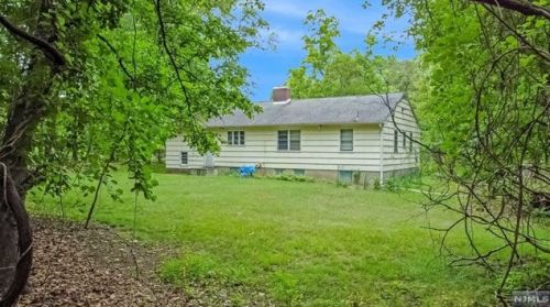 834 Summit Ave, Franklin Lakes, NJ 07417-1211