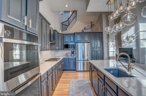 18285 Mullfield Village Ter, Leesburg VA  20176-7466 exterior