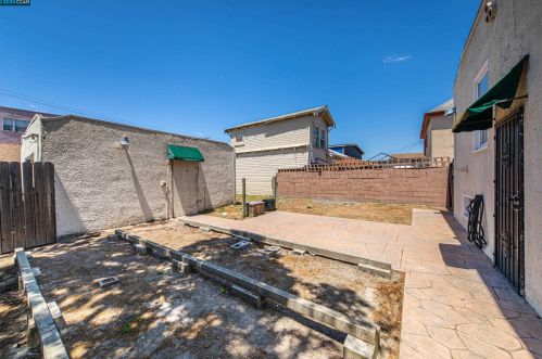 1301 60 Ave, Oakland CA 94621-3912 exterior
