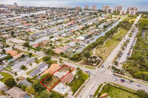 11040 Vanderbilt Dr, Naples FL  34108-2170 exterior