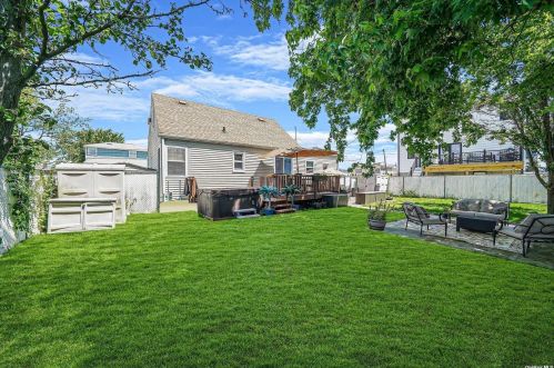 77 Lake St, North Lindenhurst NY  11757-5816 exterior