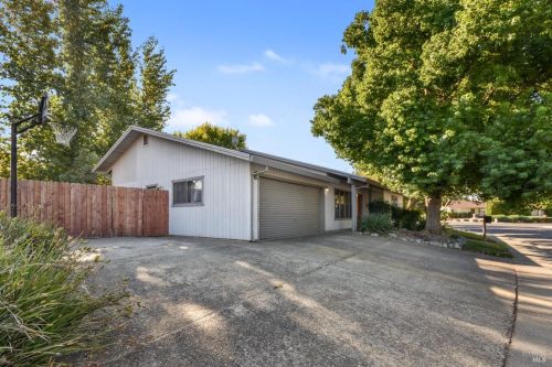 215 Alderglen Dr, Liberty Farms, CA 95620-3201