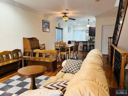 281 Wayne Ave, Cliffside Park, NJ 07010-2610
