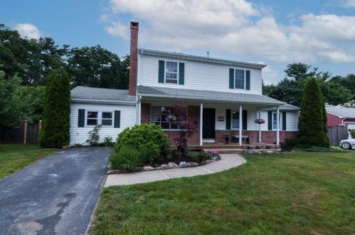 135 Brookside Dr, North Kingstown RI  02852-2005 exterior