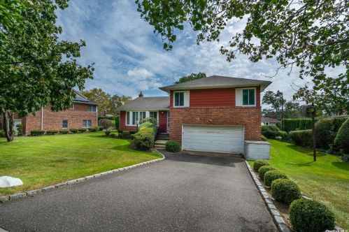 8 Royal Way, New Hyde Park, NY 11040-1216