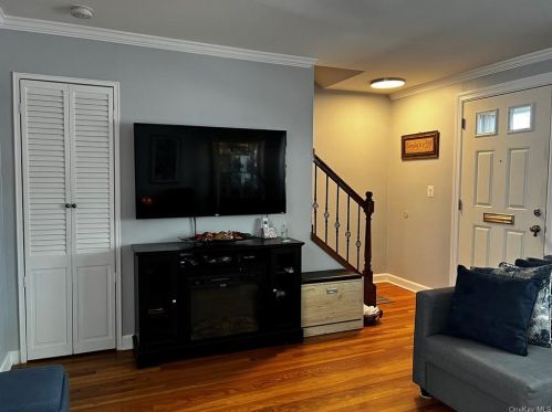 175 Charter Cir, Crotonville, NY 10562-6011