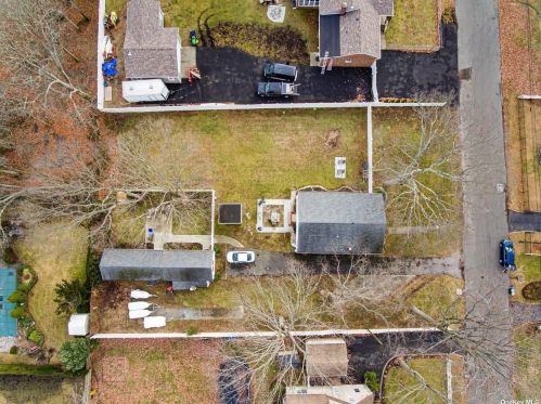 1319 Thompson Dr, Bayshore, NY 11706-5321