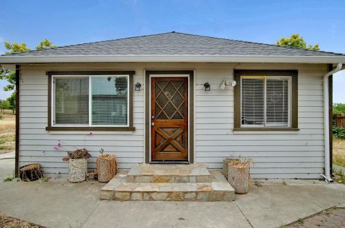 797 Orchard Rd, Hollister, CA 95023-9484