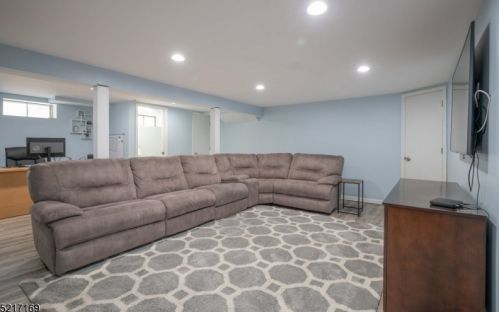 30 Friar Rd, Greystone Park NJ  07950-3022 exterior