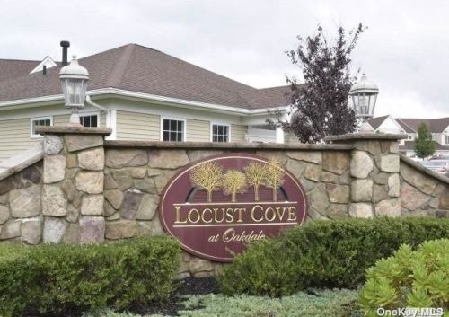 20 Meadow Ct, Oakdale, NY 11769-1632