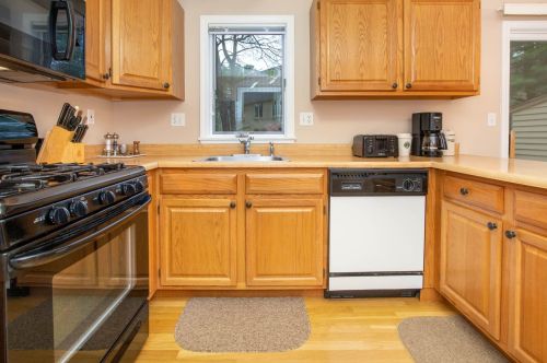 77 Dorchester Way, Nashua NH 03064-8121 exterior