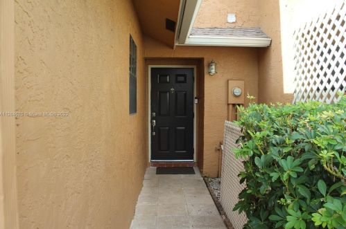 10518 3rd St, Hollywood, FL 33026-3916
