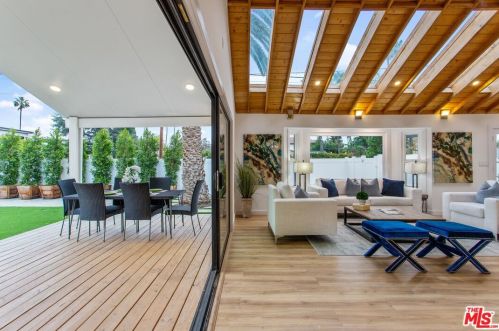 4951 Cedros Ave, Van Nuys CA  91403-1637 exterior