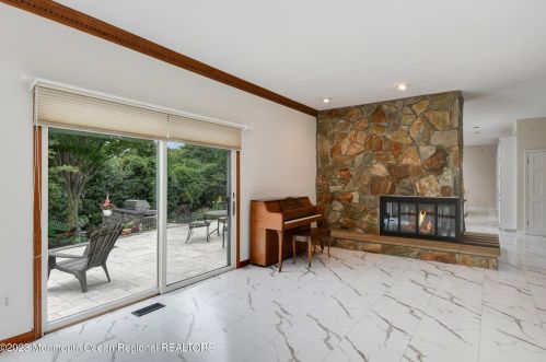 515 Seven Bridges Rd, Little Silver NJ  07739-1742 exterior