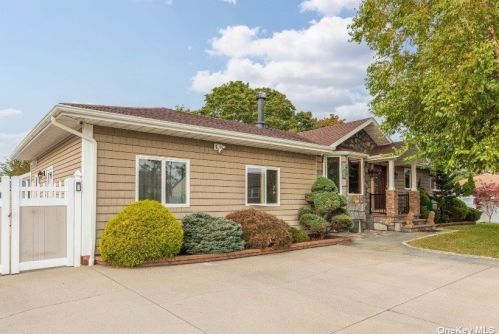 23 Merritt St, North Lindenhurst, NY 11757-1332