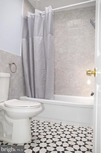 6156 Lindbergh Blvd, Philadelphia PA 19153-3018 exterior